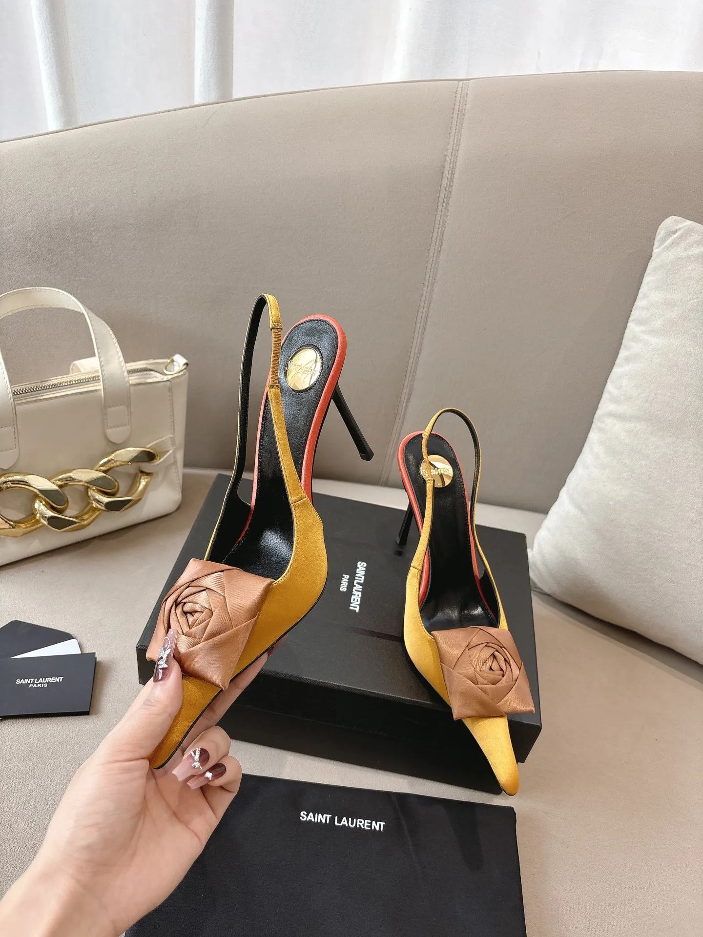 👟👟Ex-factory price 680👟👟 Saint Laurent ysl 25ss/autumn and winter ready-to-wear flower series catwalk style high heels. The toe and contrasting color design make the final effect quite impressive. The different colors are also very beautiful. Straight heels, curved heels, with flowers, and without flowers can be selected. Only YSL understands women’s hearts best and does not accept refutation. It is a super invincible feminine artifact, a must-have for women (z-brand full-body customization, own molded hardware accessories, perfect consistency) ✔ Upper: imported cow patent leather ✔ Inner lining: imported 🐑 goat leather ✔ Sole: imported genuine leather outsole ✔ Heel height: 10.5cm ✔ Size: 36-39 (40, 41, 42 can be customized and non-returnable) Flower style (full set of packaging)